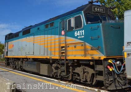 Locomotive VIA6411 right side / coté droit